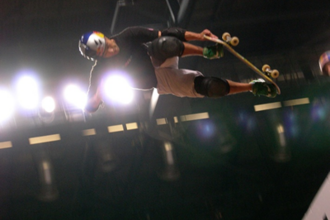 Skateboarder van enorme hoogte