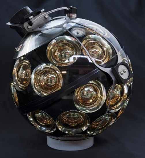 Figuur 1: Een basiselement van de KM3NeT-detector: een glazen bol vol met fotobuizen. Bron: www.km3net.org