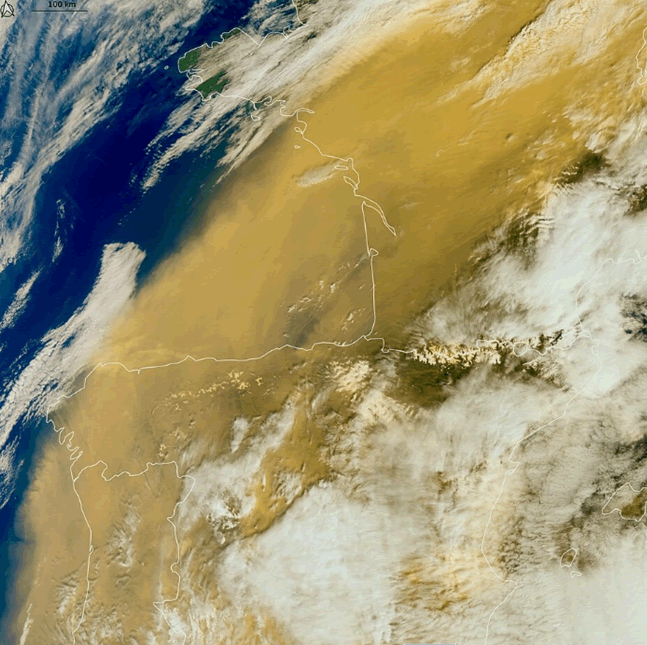 Figuur 1. Satellietfoto op 15 maart 2002 van de stofwolk met Saharazand boven West-Europa. De kustlijn is met een dunne witte lijn aangegeven. Bron: Wikipedia