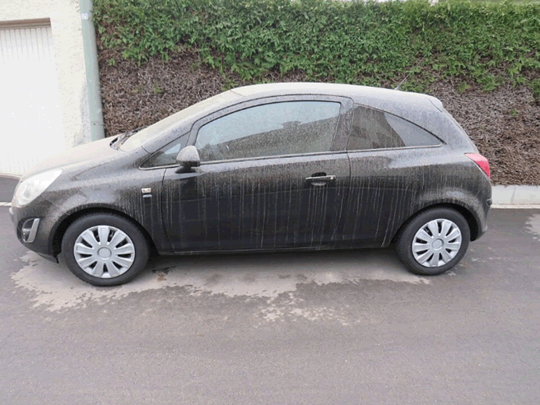 Figuur 2. Auto in Beieren (Duitsland) overdekt met Saharastof op 16 maart 2022. Bron: Wikipedia