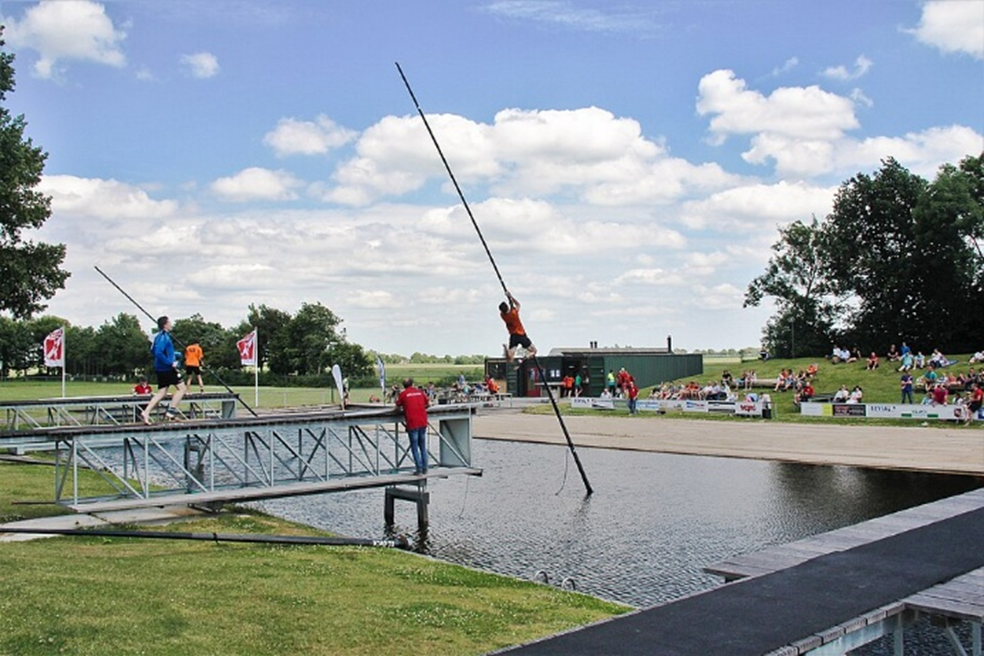 Figuur 1. Fierljeppen in Linschoten 2017. Bron: Wikipedia