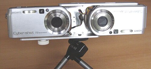 Twee gekoppelde digitale camera's waarmee je stereofoto's kunt maken. Bron: Wikimedia Commons.