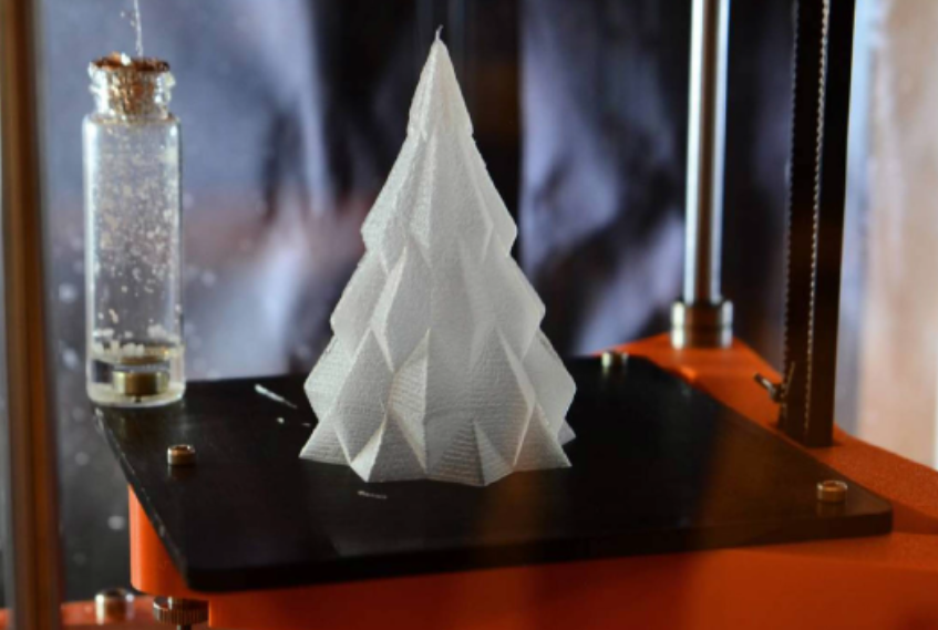 Figuur 1 Foto van een kerstboom die volledig is gemaakt van 3D-geprint ijs. Foto: Daniel Bonn, Menno Demmenie, Stefan Kooij (Institute of Physics UvA) 